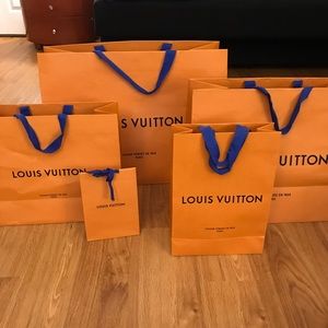 5 Louis Vuitton shopping bags